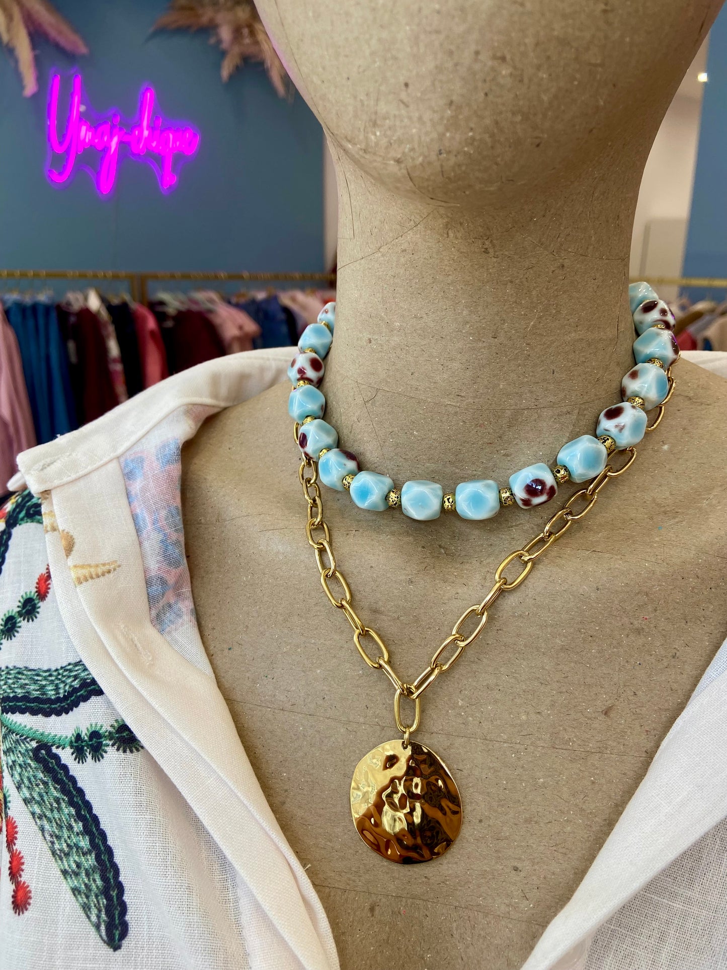 Collier Blue