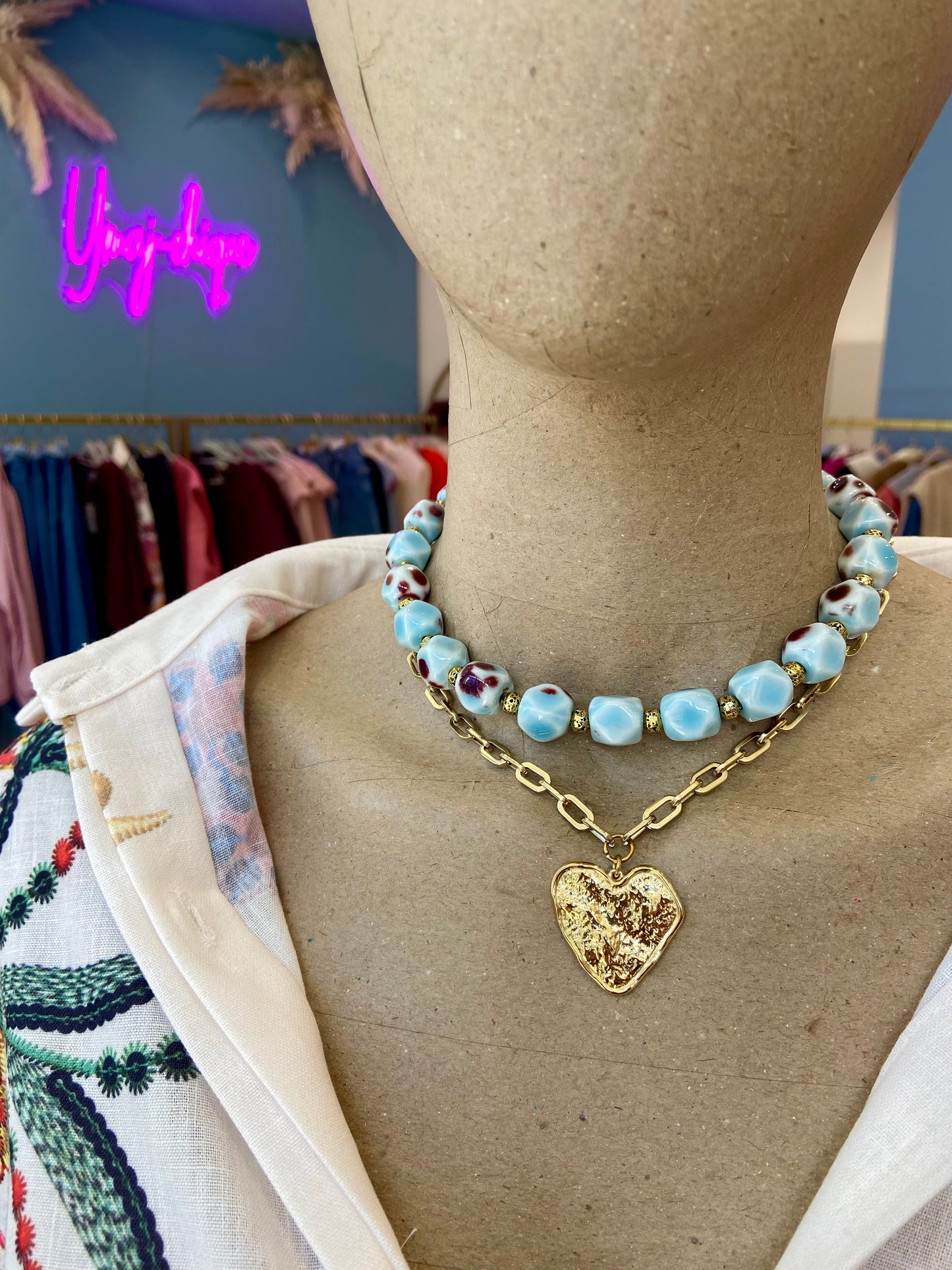 Collier Blue